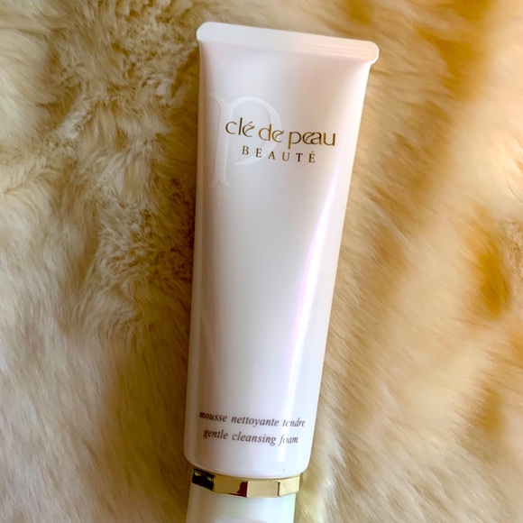 cle de peau gentle cleansing foam